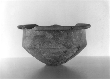 pentola carenata con orlo a tesa